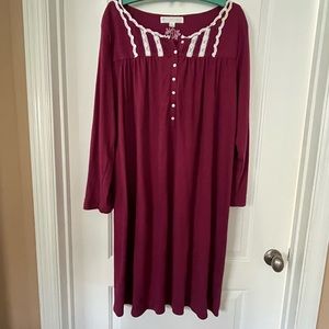 Long Sleeved EILEEN WEST Night Gown, Size L very good condition